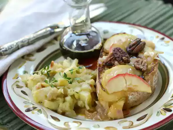 Recipe Gruyere french toast with warm apple syrup