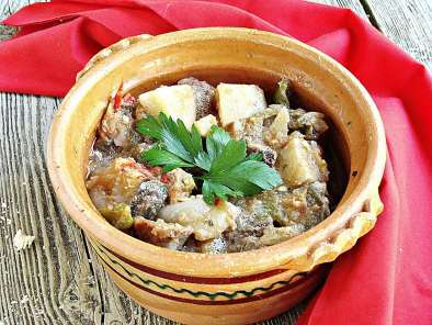 Recipe Macedonian-style vegetable and meat stew {turli tava}