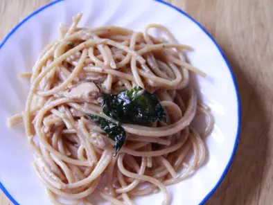 Recipe Whole wheat spaghetti with tuna, basil, and butter sauce (adapted from yummy magazine)