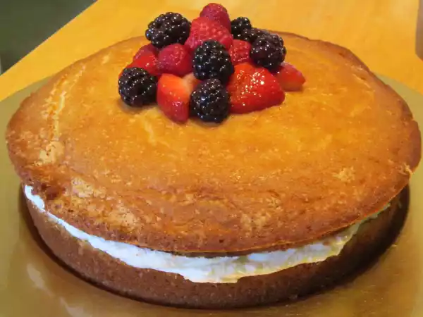 Recipe Mascarpone-filled cake with sherried berries (visit site)