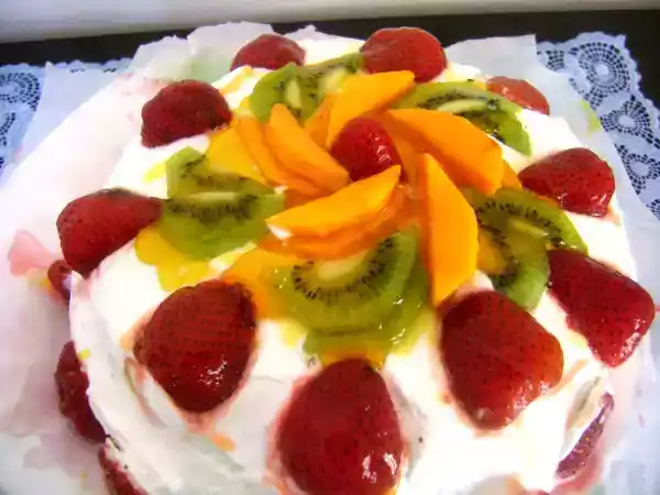 Recipe Vanilla cake with whipped cream and fresh fruit frosting