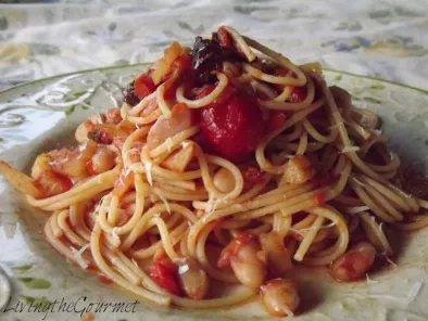 Recipe Rustic tomato sauce with roasted peppers and cannellini beans