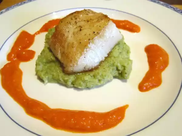 Recipe Pan-fried sea bass with roasted red pepper sauce and broccoli puree (visit site!)
