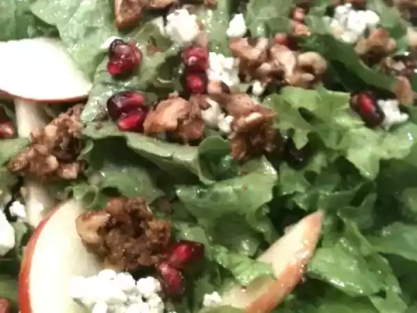 Recipe Green lettuce with apples, candied walnuts and pomegranate seeds