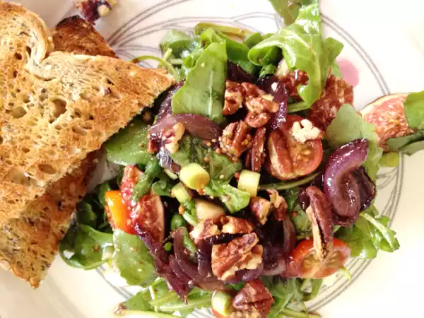 Recipe Sweet fig and goats cheese salad