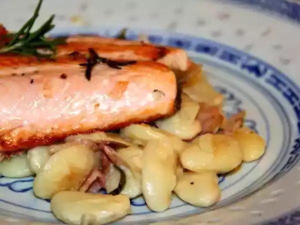 Recipe Fried salmon on white beans