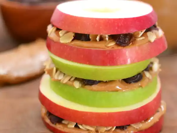 Recipe Apple sandwiches with granola and peanut butter