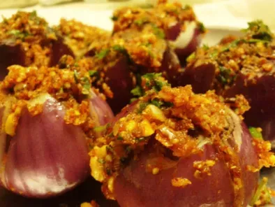 Stuffed Onions - The Kathiyawadi Way ! (ભરેલી ડુંગળીનું શાક)