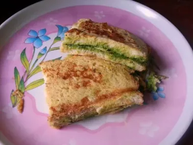 Bread Omelette Recipe / Bread Omelette Street Food Style / Bread Omelet Recipe / Bread Omelette with Green Chutney & Cheese