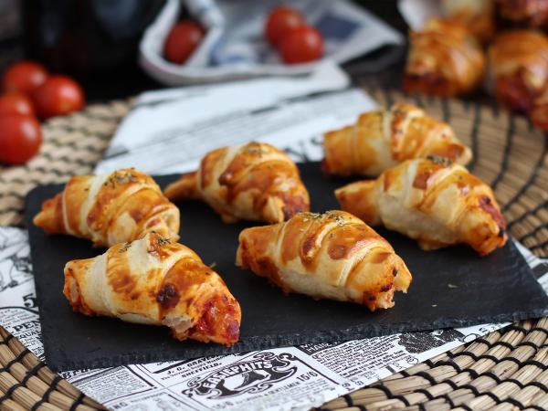 Recipe Mini pizza croissant ham & cheese - video recipe !