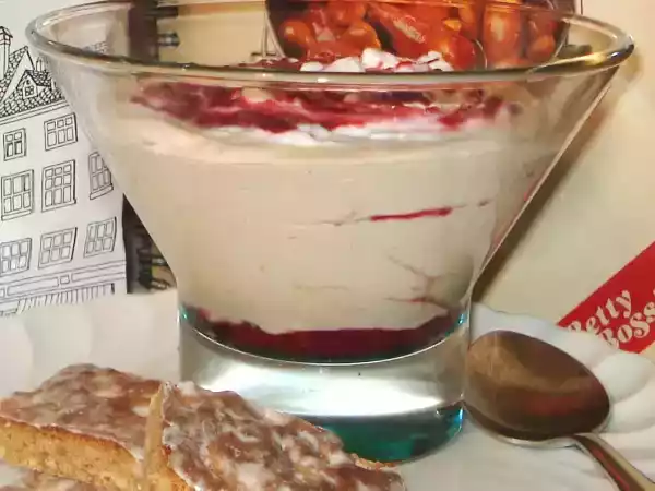Recipe Basler läckerli mousse with raspberry coulis
