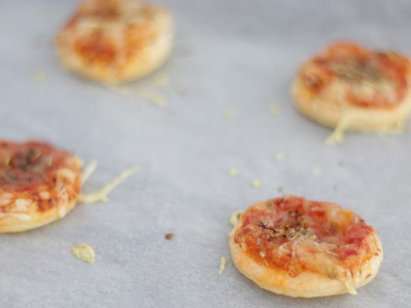 Recipe Simple mini pizzas - video recipe !