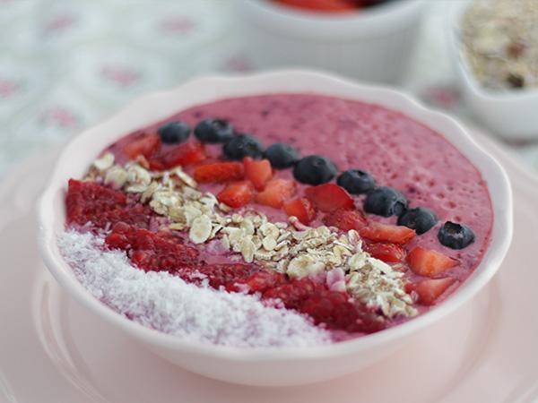 Recipe Smoothie bowl with berries - video recipe !