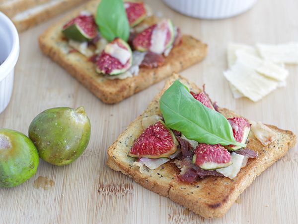 Recipe Bruschetta with figs, parmesan and proscuitto - video recipe !