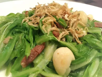 Recipe Refreshing green dragon vegetables with jin hua ham & crispy silver fish ( 青龙菜 )