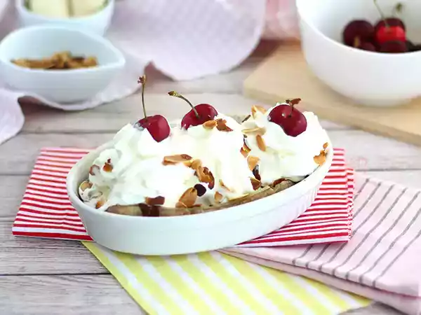 Recipe Banana split, the famous ice cream dessert