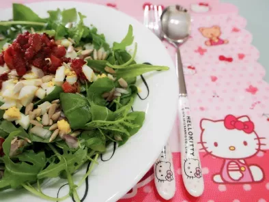 Recipe Healthy rocket salad with bacon and eggs