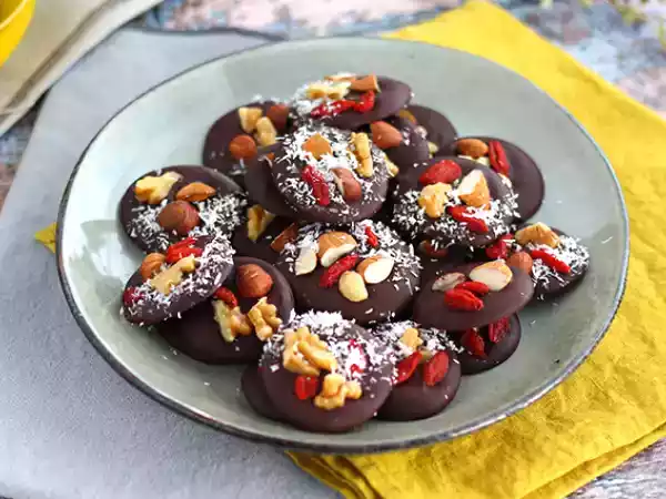 Recipe Mendiants: chocolate with dried fruits