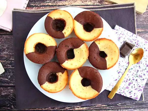 Recipe Two-tone chocolate/vanilla muffins with a chocolate core