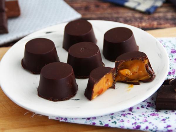 Recipe Caramel and almond chocolates