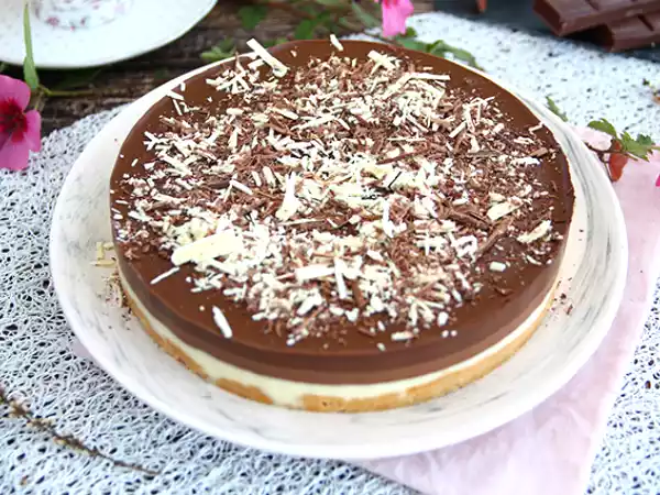 Recipe Extra creamy triple chocolate cake
