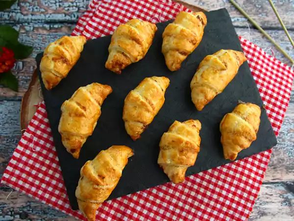 Recipe Puff pastry croissants with ham and cream cheese