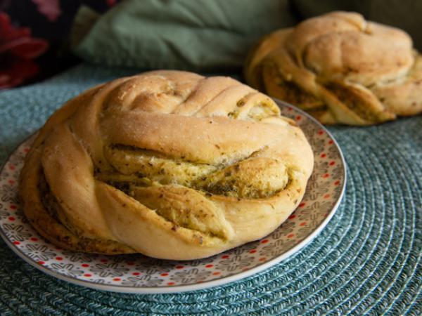 Recipe Braided breads stuffed with pesto