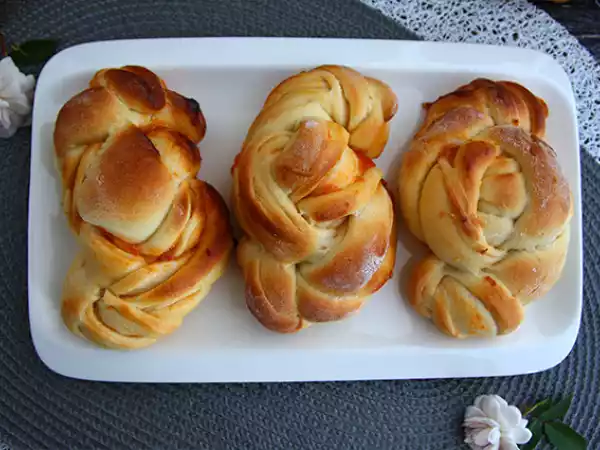Recipe Braided brioche with apricot jam