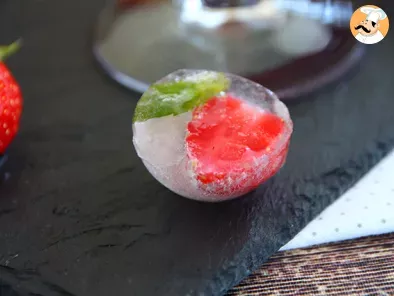 Recipe Ice cubes with red berries and mit leaves