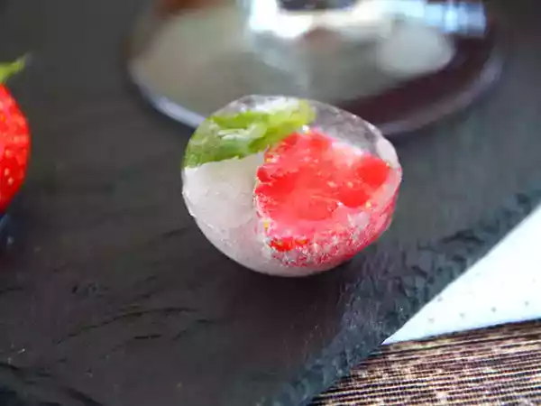 Recipe Ice cubes with red berries and mint leaves