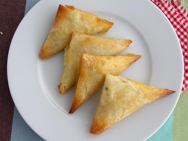 Recipe Lemon feta and chives samosas