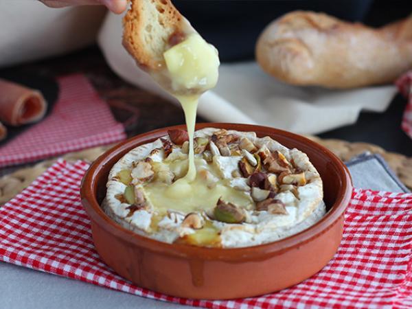 Recipe Baked camembert with honey and nuts