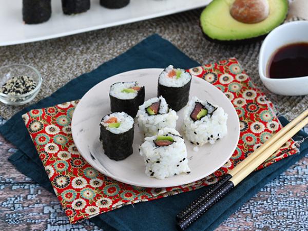 Recipe Smoked salmon and avocado sushi rolls - maki sushi