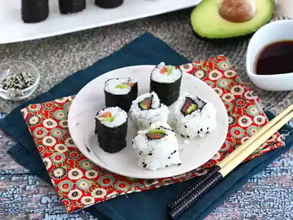 Recipe Smoked salmon and avocado maki rolls