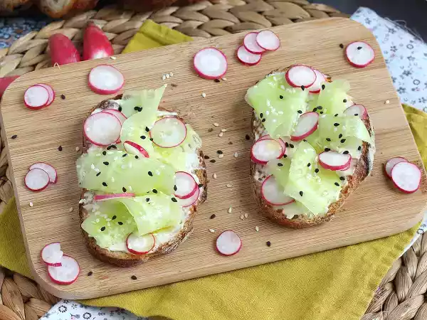 Recipe Cream cheese, cucumber, and radish toasts