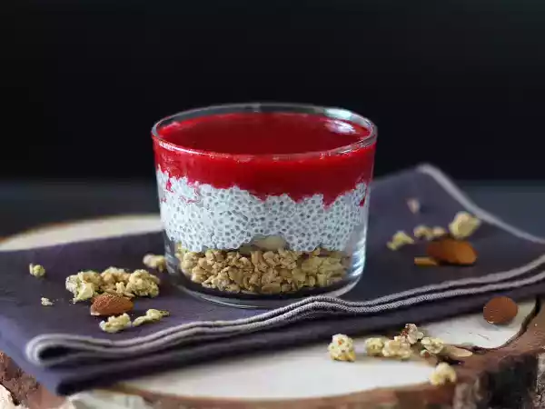 Recipe Coconut milk chia pudding verrines with granola and raspberries