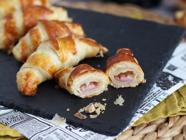 Recipe Mini croissants stuffed with ham, cheese and bechamel sauce