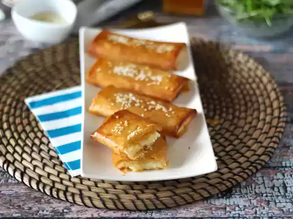 Recipe Feta saganaki, the greek recipe for crispy feta and honey