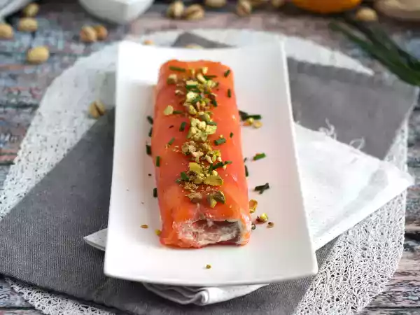 Recipe Salmon roll with ricotta cheese and pistachios, the perfect appetizer for christmas parties