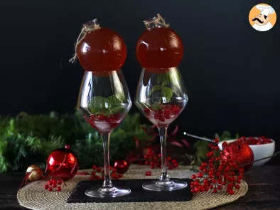 Recipe Pomegranate spritz, the cocktail in a christmas bauble!