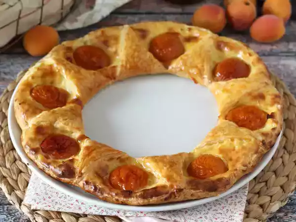 Recipe Oranaise pie - puff pastry, pastry cream and apricots