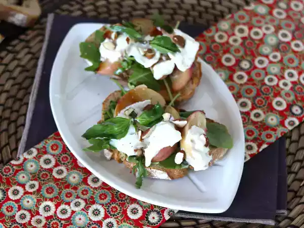 Recipe Roasted peaches, arugula and burrata toasts !