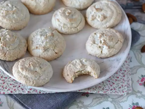 Recipe Amaretti, the italian almond delicacies, perfect with coffee!