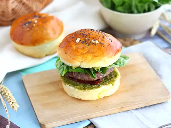Recipe Italian style burger: pesto, sundried tomatoes, mozzarella