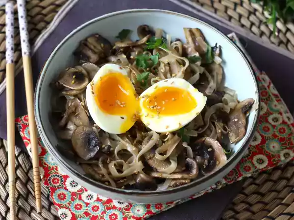Recipe Rice noodles with mushrooms and their soft-boiled egg!