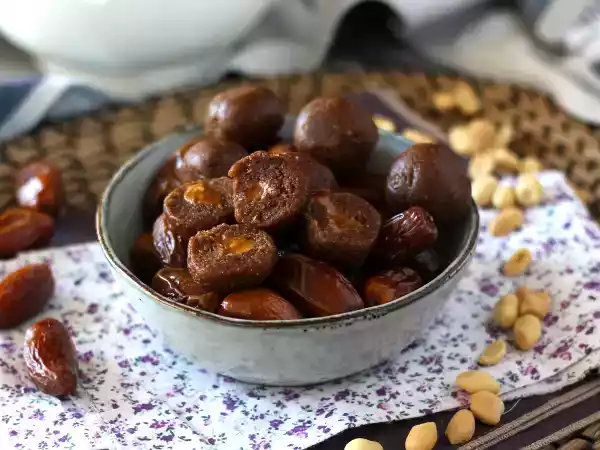 Recipe Energy balls with dates and a melting peanut butter heart