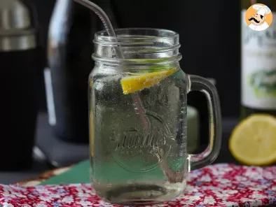 Recipe Spritz hugo with elderflower syrup, a fresh and sweet cocktail