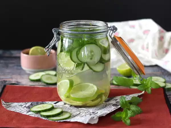 Recipe Homemade flavored water with cucumber, lime, mint and ginger
