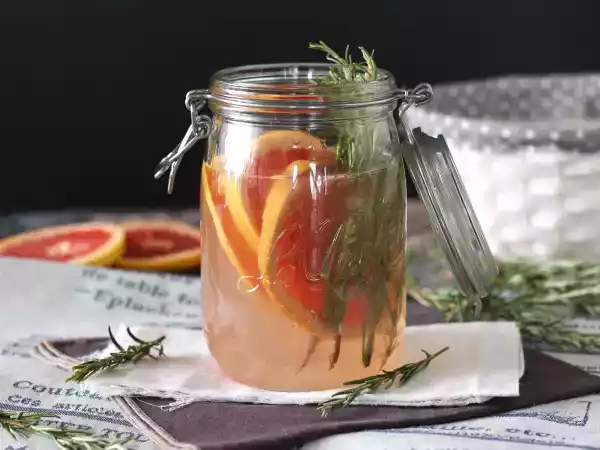Recipe Grapefruit and rosemary flavored water: the detox drink without added sugar