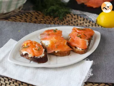 Recipe Toasts with smoked salmon and goatcheese